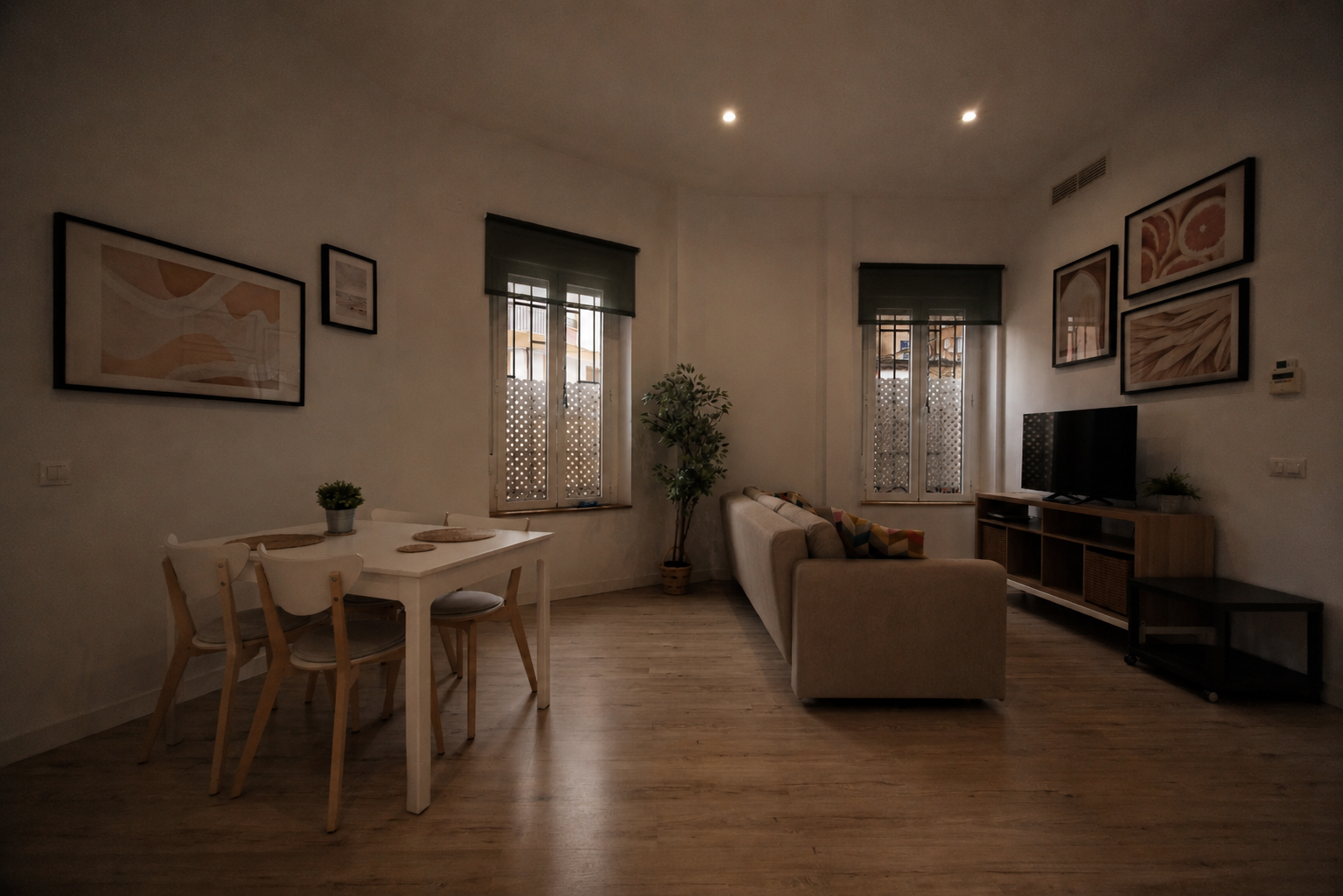 Salón y comedor del apartamento antes del retoque: luz apagada, paredes grises y colores sin vida